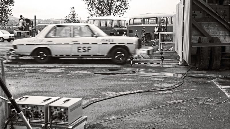 Crashtest mit einem ESF 05 auf Basis der Baureihe 114. Mercedes-Benz baut in den Siebzigerjahren 35 Experimental-Sicherheits-Fahrzeuge. Zahlreiche ihrer Innovationen fließen in spätere Serienfahrzeuge ein. (Bild: Daimler AG)