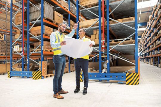 Herausforderungen: Dominik Haag (l.), Parts Operations Manager am Yanmar-Standort Rothenburg ob der Tauber, im Gespräch mit Jozo Dramac, Leiter Intralogistik beim Linde-Netzwerkpartner Ernst Müller. Herausforderungen: Dominik Haag (l.), Parts Operations Manager am Yanmar-Standort Rothenburg ob der Tauber, im Gespräch mit Jozo Dramac, Leiter Intralogistik beim Linde-Netzwerkpartner Ernst Müller.