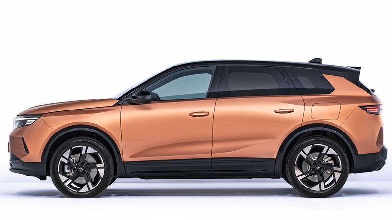 Das Modell ist um 17 Zentimeter auf nun 4,65 Meter Länge angewachsen.  (Bild: Opel)