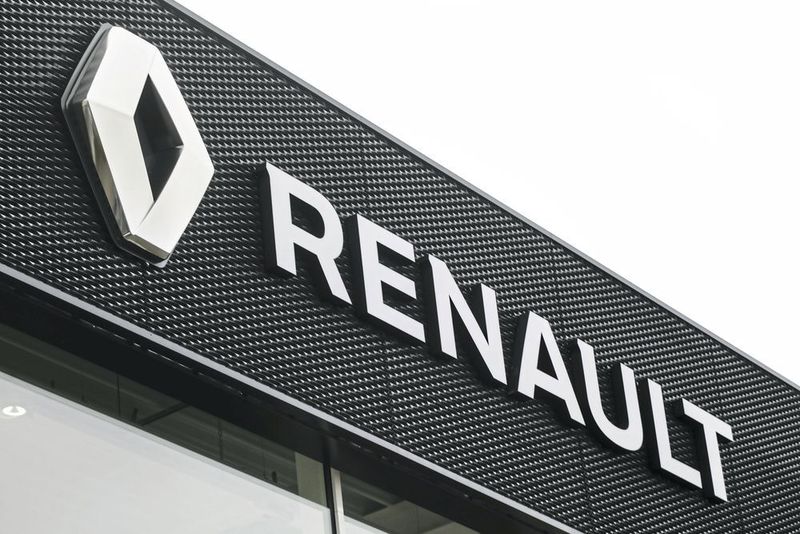 Je nach Gebäudegröße ist die Streckmetall-Attikaverkleidung bis zu 2,5 Meter hoch. (Renault)