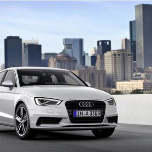 Die Form der dritten Karosserieversion nach dem Dreitürer und dem fünftürigen Sportback erinnert an die des VW Jetta.