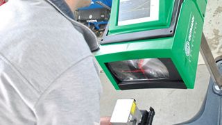 Knick in der Optik oder auf dem Boden? Die Kalibrierung eines Scheinwerferprüfplatzes bringt es zu Tage. Basis ist dafür ist die entsprechende Prüfrichtlinie. Die vorhandere hat der Gesetzgeber zum 1.1.2019 Hals über Kopf abgeschafft und die Neue hat eine massives Problem. (Bild: Dominsky)