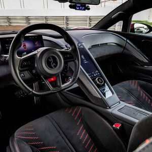 Das Cockpit umgibt die beiden Insassen wie eine Kanzel, eine Kampfjet-Kommandozentrale.(Bild:  Yangwang)