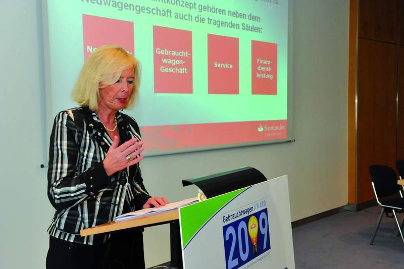 Marion Johl, Generalbevollmächtigte der Santander Consumer Bank, machte den Zuhörern bewusst, wie sich der Autoverkauf mit Finanzdienstleistungen optimieren lässt. (Archiv: Vogel Business Media)