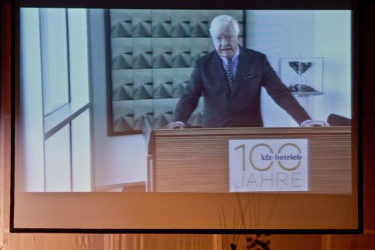 Anschließend kommt ZDK-Präsident Robert Rademacher per Videobotschaft zu Wort, nachdem dieser sich auf einer Urlaubsreise befindet. (VBM)