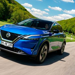 Auffallend sind die Scheinwerfer, die sich vom Kühlergrill wegbewegend in zwei Teile trennen.(Bild:  Wolfgang Groeger-Meier/Nissan)
