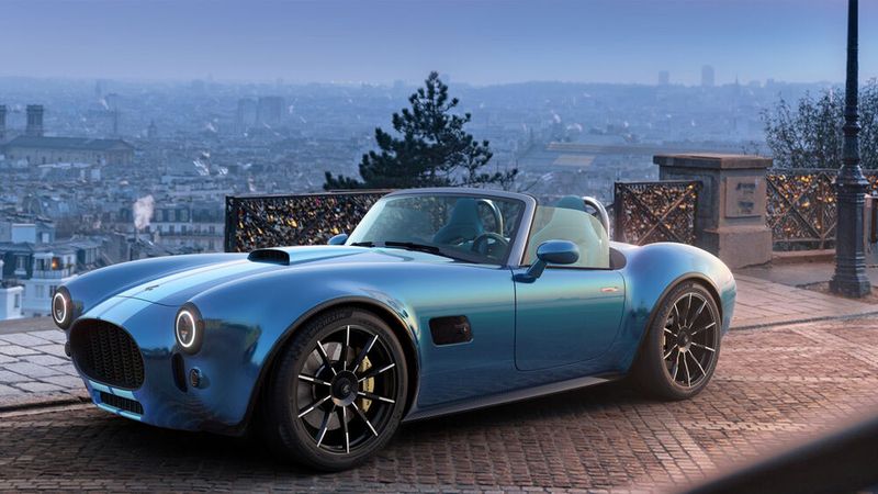 Obwohl die Neuauflage aussieht wie eine Cobra, wirkt sie dennoch modern. (Bild: AC Cars)