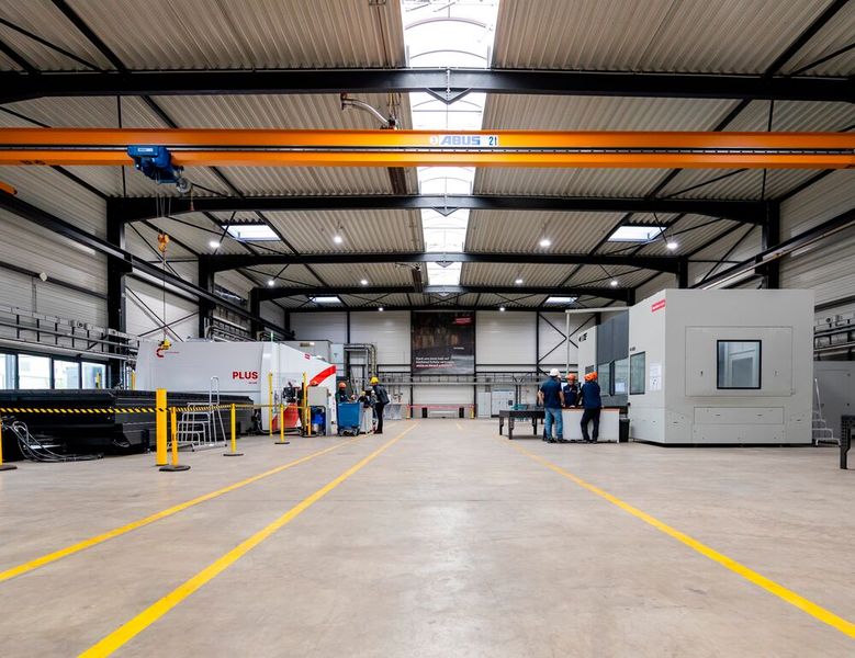 Kloeckner Metals Germany stellt sich im Verteidigungsbereich breiter auf. Dazu wurde jetzt ein neuer Standort für die Tochter Ambo Stahl in Köln-Hürth eröffnet – hier ein Blick hinein. Vor allem wird eine Laserschneidanlage mit satten 60 Kilowatt Leistung als Herzstück herausgestellt ... (Bild: Kloeckner Metals Germany)