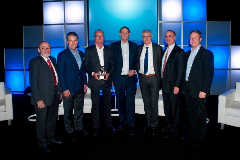 Dr Dieter Schwarze (3.v.l.) und ehemalige Industry Award Gewinner. (SLM Solutions)