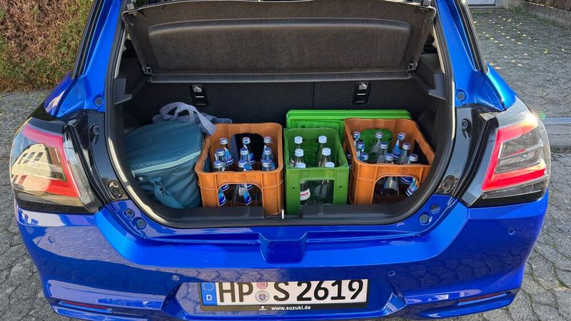 Die Getränkekisten müssen über eine ziemlich hohe Ladelkante gehievt werden. (Bild: Achter – VCG)