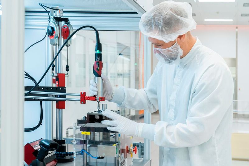 Montage von Röhrenbauteilen im Reinraum. (Bild: Siemens Healthineers)