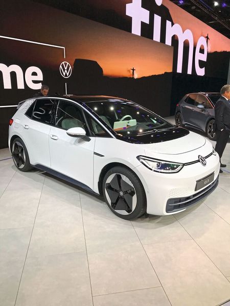 Der ID 3 basiert auf der MEB-Plattform und ist mit 4,26 Metern so groß wie der Golf, weist aber innen den Platz vom Passat auf. (Christian Otto/»Automobil Industrie«)