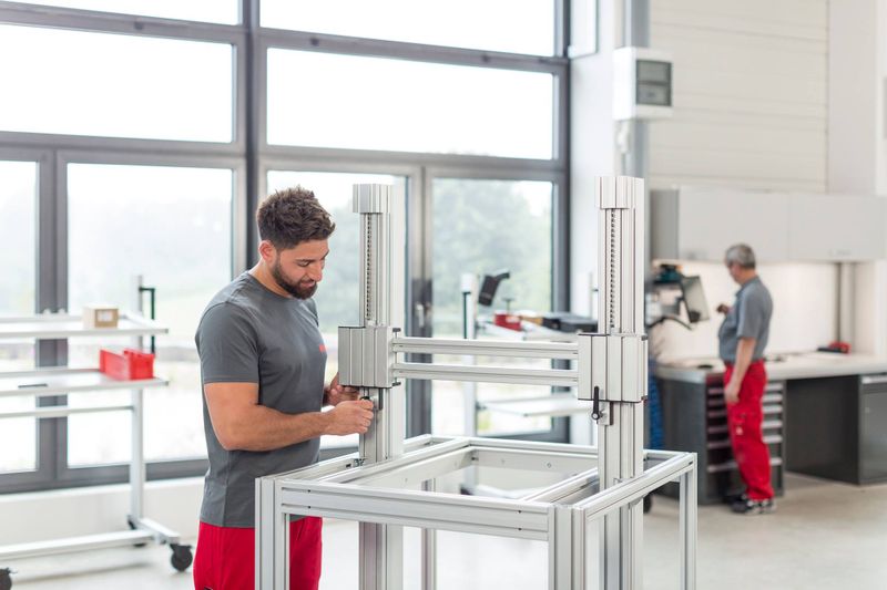 Bewegliche Teile einer Maschine müssen so konstruiert und gebaut sein, dass Unfallrisiken durch Berührung dieser Teile verhindert werden.(Bild:  Item)