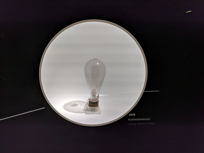 Eine Kohlefadenlampe aus dem Jahr 1879. (ELEKTRONIKPRAXIS)