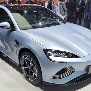 ...doch dann enthüllte BYD auf der Pariser Automesse die Mittelklasse-Limousine Seal – ein klares Indiz dafür, dass das Fahrzeug in Kürze die europäische Produktpalette der Chinesen ergänzt.(Bild:  Wehner/Vogel Communication Group)