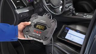 Die neue Schnittstelle „TXT Multihub“ von Texa soll Werkstätten die Diagnose aktueller Fahrzeuggenerationen spürbar erleichtern. Sie eignet sich für Pkw, Lkw, Zweiräder, Agrar- und andere Off-Road-Fahrzeuge. (Bild: Texa)