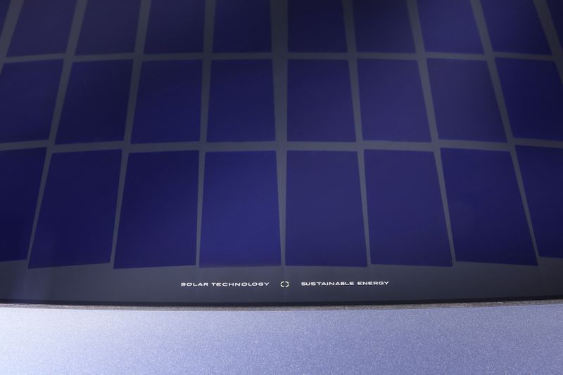 Solar panels on the roof are designed to extend the range. The peak power is listed as 370 kW. (Source: Volkswagen AG)