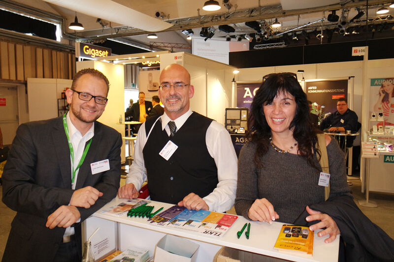 (v. l.) Stefan Wehrhahn, IVS mit Ralf B. Weitz und Veronica Mazzarini, Phone Line (Bild: IT-BUSINESS)
