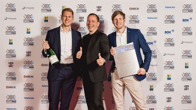 Das Autohaus Seitz in Kempten siegte als Gewinnerbetrieb beim Automotive Business Award 2025 mit seiner selbst entwickelten Software „Homebase“ zur Steuerung des Vertriebsprozesses im Unternehmen – auch im Zusammenspiel mit externen Partnern wie Aufbereitern. (Stefan Bausewein)