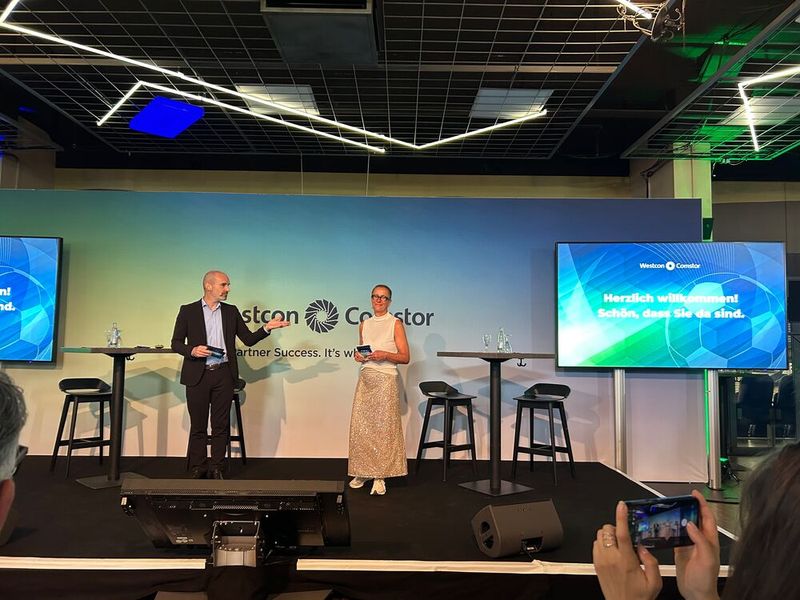 Eröffnet und moderiert wurde die Partnerkonferenz von Peter Dejakum und Evelyn Vogt (Westcon-Comstor) (Bild: Vogel IT-Medien)