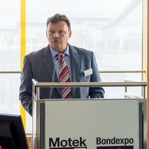 Der Projektleiter der Messen, Rainer Bachert, gibt die Zahlen bekannt: Zur Motek hätten sich mehr als 900 Aussteller und zur Bondexpo rund 100 Unternehmen und Anbieter angemeldet.