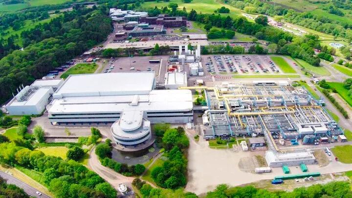 Zankapfel: 2021 hatte Nexperia die Newport Wafer Fab (NWF) in Wales gekauft – samt ihrer GaN-on-Si-Technologie. Ende 2022 meldete die britische Regierung, dass dadurch nationale Sicherheitsinteressen bedroht sein könnten und forderte Nexperia auf, mindestens 86 Prozent der Anteile wieder zu verkaufen.