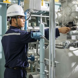Ein technischer Mitarbeiter nimmt Kontroll- und Wartungsarbeiten in der neuen Anlage vor. 