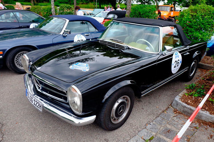 Das standesgemäße Gefährt für das Team: ein Mercedes 280 SL, Baujahr 1969. (Holger Zietz)
