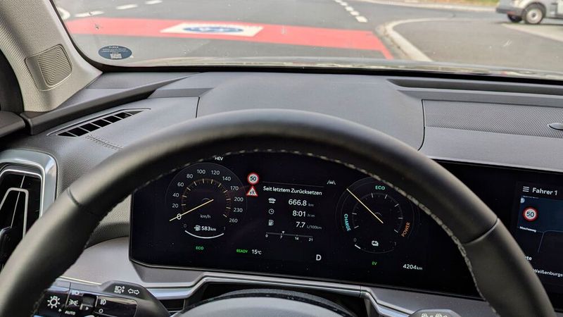 In Fahrradstraßen sind nur 30 km/h erlaubt. Das „wissen“ aber längst noch nicht alle aktuellen Fahrzeuge – der Kia Sorento macht da keine Ausnahme.  (Bild: Rosenow – VCG)