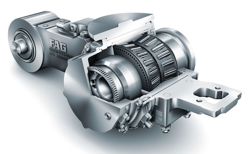 FAG-Radsatzlagereinheit inklusive Gehäuse für Hochgeschwindigkeitsanwendungen: Die optimierte Formgebung verbessert die Druckverteilung im Wälzlager, so dass die spezifische Belastung sinkt und Spannungsspitzen ausbleiben.  (Bild: FAG Schaeffler)