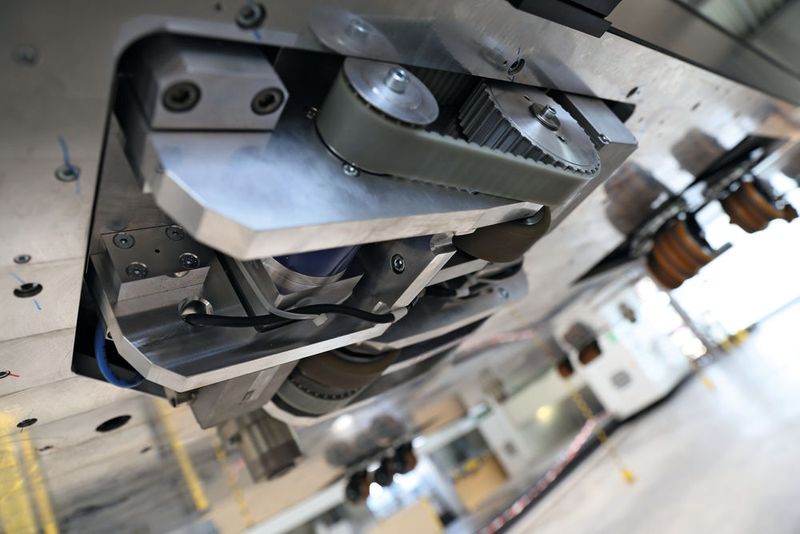 With their compact design, the integrated drives of the Engel Elektroantriebe HBI Series are ideally suited for constructions with little room for motor installation - a crucial factor for fitting them into the Witte sandwich panels with a diameter of only about 300 mm.  (Engel)