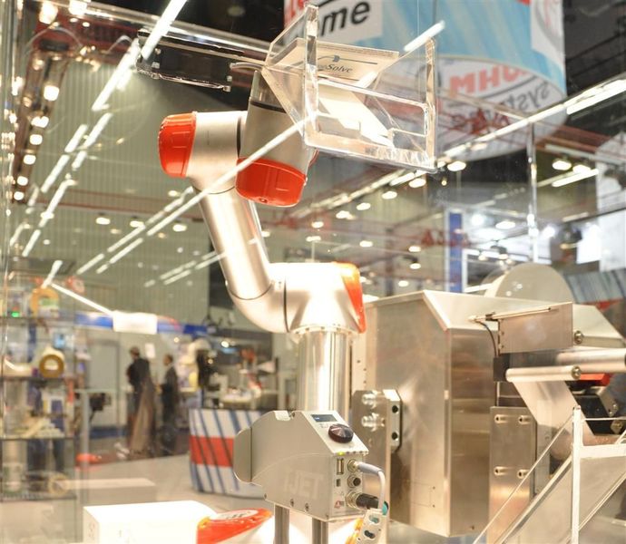 Mit dem multifunktionalen 3-D-Applikator Robo-Ken von Bluhm Systeme können an Fertigungsstraßen im Stillstand oder im Durchlauf ständig wechselnde Produkte vollautomatisch beschriftet oder etikettiert werden. Auch bereits gepackte Paletten können nachträglich mit Versand- oder Inhaltskennzeichnungen direkt oder indirekt etikettiert oder bedruckt werden. (M.Henig/PROCESS) (Archiv: Vogel Business Media)