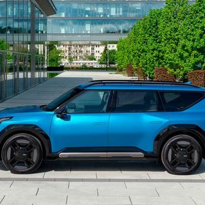 Während der Kia EV9 von außen auf SUV macht, will er innen ein waschechter Van sein.(Bild:  Kia)