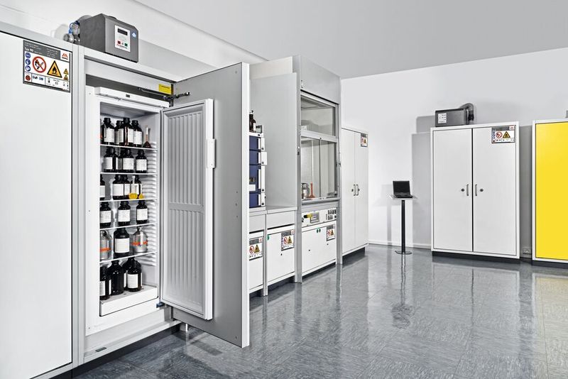 1 Bei Smart Safety werden die Sicherheitsschränke mit digitaler Sensorik, cloudbasiertem Monitoring und zukunftssicheren Schnittstellen (OPC UA, REST API) kombiniert. (Bild: DÜPERTHAL)