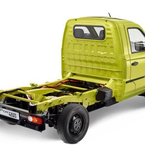 Der Porter NPE als klassische Fahrgestellversion: Das Modell bietet eine Nutzlastkapazität von bis zu 1.050 Kilogramm und kann kundenspezifisch aufgebaut werden.(Bild:  Piaggio)