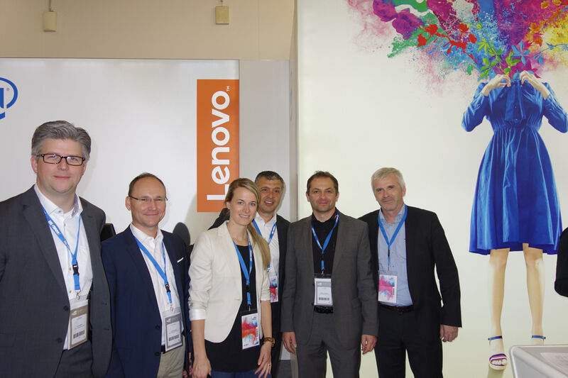 Bei dem Lenovo Team geht es bunt zu, Lars Henkel, Lars Schweden, Tina Burkhart, Aggelos Derezis, Matthias Kälberer und Thomas Wolff. (Bild: IT-BUSINESS)