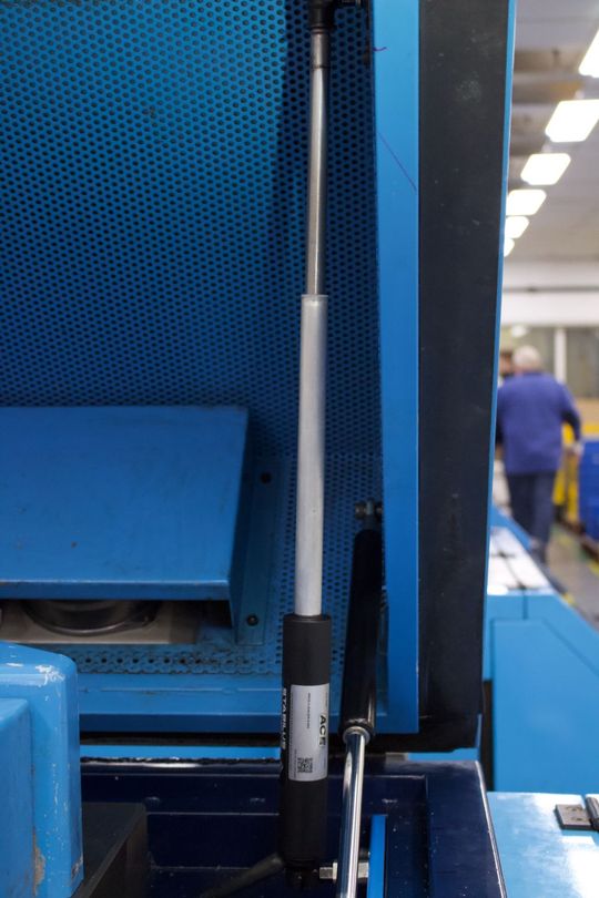An den Hauben der Werkzeugmaschinen arbeiten Aktuatoren und Industriegasfedern Hand in Hand.(Bild:  KeyTec Netherlands)