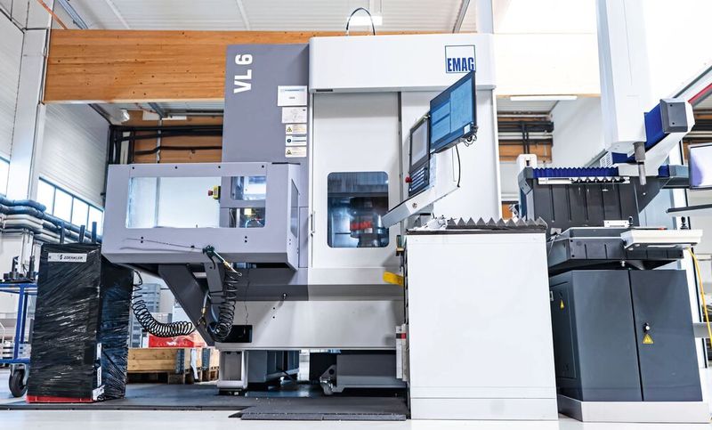 Modern production hall with the vertical pick-up turning machine VL 6 from Emag at Zoerkler. (Image:Emag)