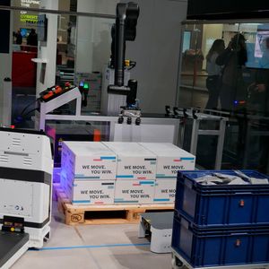 Bosch Rexroth zeigte auf der Hannover Messe seine neueste Akquisation: die Cobots von Kassow Robots können mit ihren sieben Achsen in beengten Räumen arbeiten und sogar um die Ecke greifen. (Bild:  Sandro Kipar/VCG)