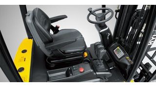 Arbeitsplatz mit großem Fußraum und ergonomischer Anordnung der Bedienelemente. Mini-Hebel und Kabine sind Optionen. (Bild: Hyundai Heavy Industries Europe)