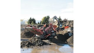 Weit ausladende Produkt- und Überkornbänder sorgen für große Haldenkapazitäten an der leistungsfähigen Grobstücksiebanlage. (Bild: Sandvik)
