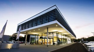 Seit Anfang 2018 Herzstück des Autohauses Märtin: das neue Multifunktionsgebäude in der Hermann-Mitsch-Straße Freiburg. (Bild: Alphartis)