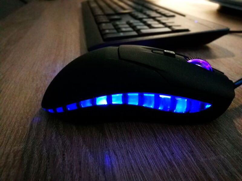 Die beheizte Laser-Maus „Precision“ von Comfortable Computing macht den Arbeitsplatz in der kalten Jahreszeit etwas gemütlicher. Möglich sind die Stufen „high“ (laut Herstellerangaben ca. 50 Grad Celsius), „low“ laut Hersteller ca. 40 Grad Celsius) und „off“. Die Laser-Sensor-Abtastung der Maus bietet eine Auflösung bis 8.000 dpi, die durch einen Druckknopf beim Scrollrad in vier Stufen auf bis 2.000 dpi heruntergeregelt werden kann. Die „beheizte Maus Precision“ kostet 60 Euro (UVP) . (Comfortable Computing )