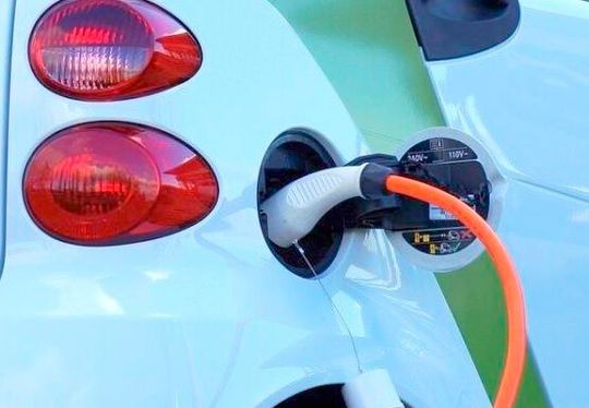 Dieser Anblick ist in der letzten Zeit nicht häufiger geworden, denn die Attraktivität von Elektroautos sinkt bei den potenziellen Kunden. Deshalb geraten jetzt langsam die Zulieferer der Branche unter Druck. Viele von ihnen denken bereits an Stellenabbau, wie die dpa erfahren hat.(Bild:  Smart)