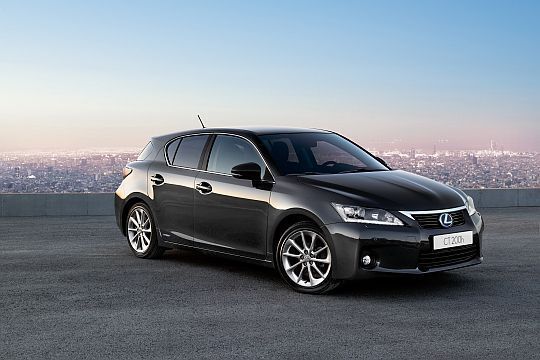 Das breitspurige Fahrwerk des CT 200h könnte sicher mehr als die 136 PS des Hybridantriebs verkraften. (Archiv: Vogel Business Media)