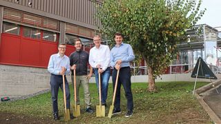Spatenstich für die Erweiterung des Test Centers: Keith Melton, Sales Manager Batterieindustrie, Marco Hadrys, Test Center Manager, Manfred Bossart, Facility Manager, Michael Reinhard, General Manager (v.l.n.r). (Bild: Coperion K-Tron (Schweiz))