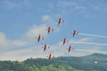 Cérémonie haut en couleur pour la population, les employés de Pilatus et tous les fans de l'aviation suisse. (Image: SMM/Reinshagen)
