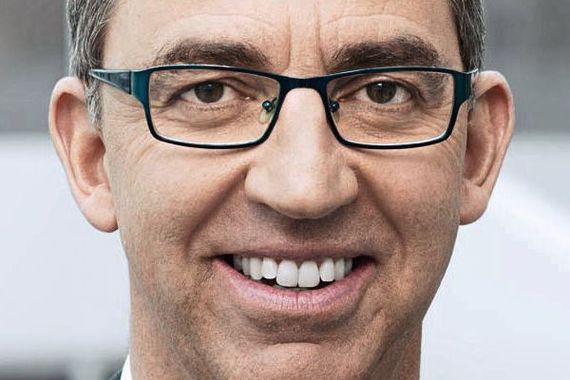CEO verlässt Kuka: Dr. Till Reuter beendet sein Vorstandsamt bei der Kuka AG vorzeitig im Dezember. Peter Mohnen übernimmt die Funktion des Interims-CEO, Andreas Pabst die des Interims-CFO. Reuter ist seit fast zehn Jahren Vorstandsvorsitzender. Er trat 2009 in das Unternehmen ein und führte Kuka durch die Wirtschaftskrise. Gemeinsam mit dem Kuka-Team prägte Reuter die Strategie zu Industrie 4.0, kollaborativen Robotern und Wachstum in China.
