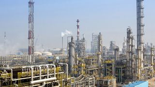 Die BASF will eine neue World-Scale-Anlage zur Herstellung von Spezialaminen in China bauen. Der Verbundstandort Nanjing besitzt mit 220 Hektar Fläche knapp ein Drittel der Größe des Standorts Ludwigshafen. Dort soll die neue Anlage 2015 in Betrieb gehen. (Bild: BASF / Detlef W. Schmalow)