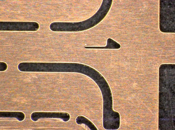 … Radien ab 50 µm besondere Anforderungen berücksichtigen. Siehe Pfeil im Bauteil: 60 µ Schlitz in Massenfertigung. (Bild: Heraeus)